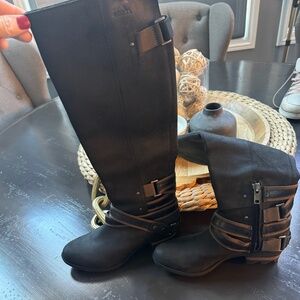 Sorel tall black / tan straps size 9 boots